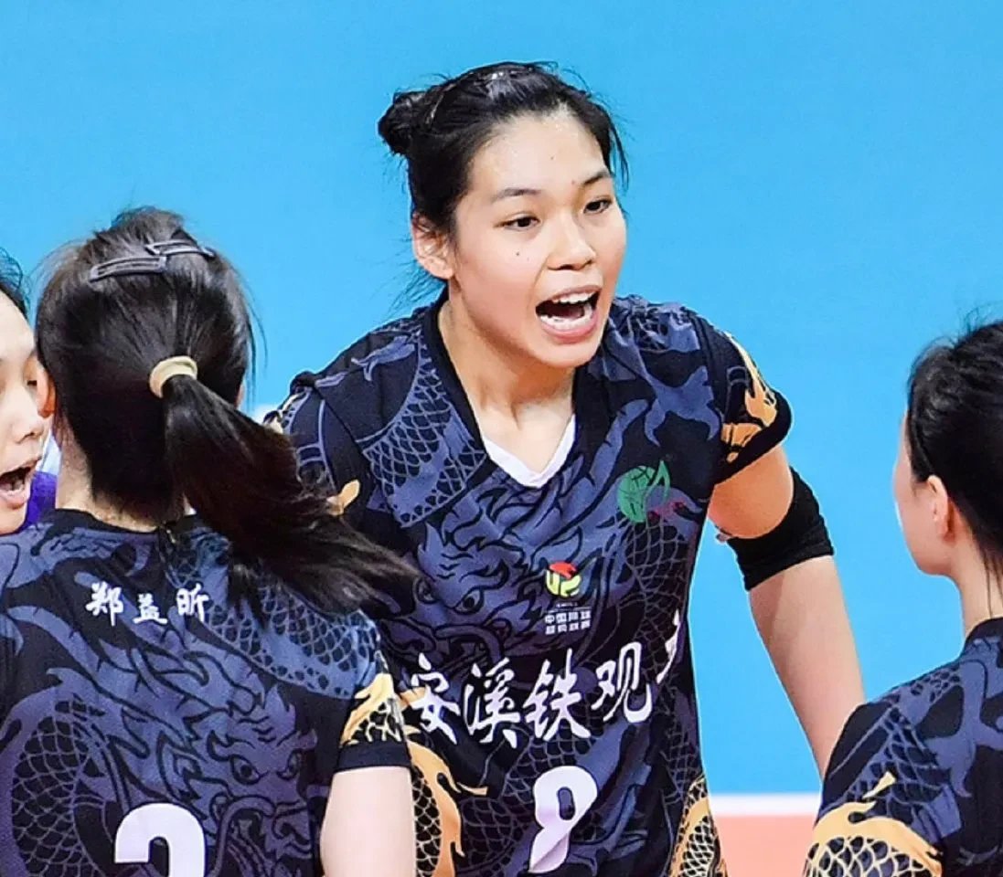 RNG观众热烈欢呼！，Rookie迎来二十赛季出色发挥赛场气氛高涨