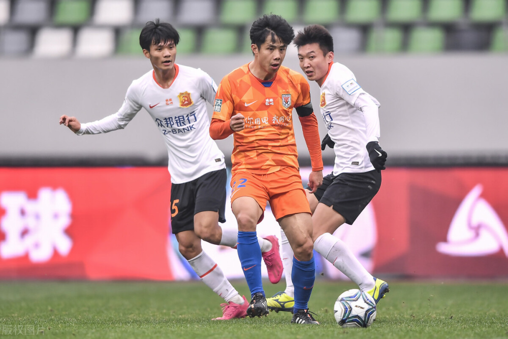 包含加时末段体能课后，山东泰山临场应变备战德甲，引发热议，更衣室氛围转暖的词条